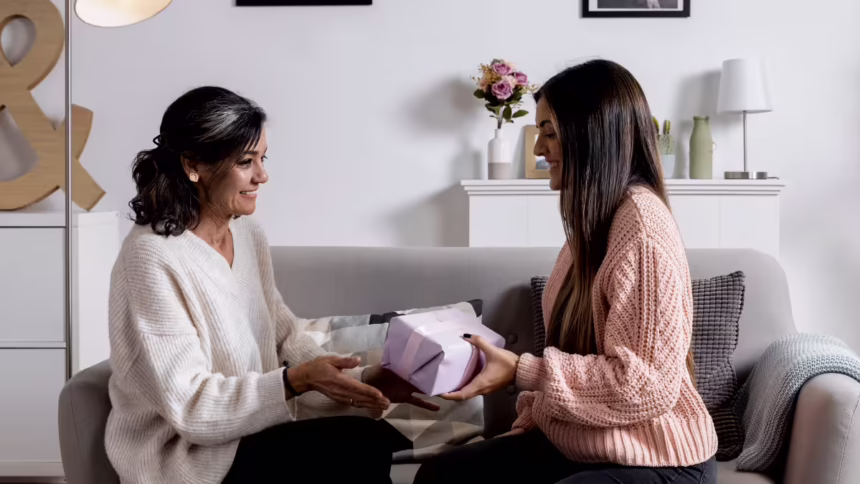 Elegant Mother’s Day jewellery gift symbolising love, gratitude, and timeless emotional connection